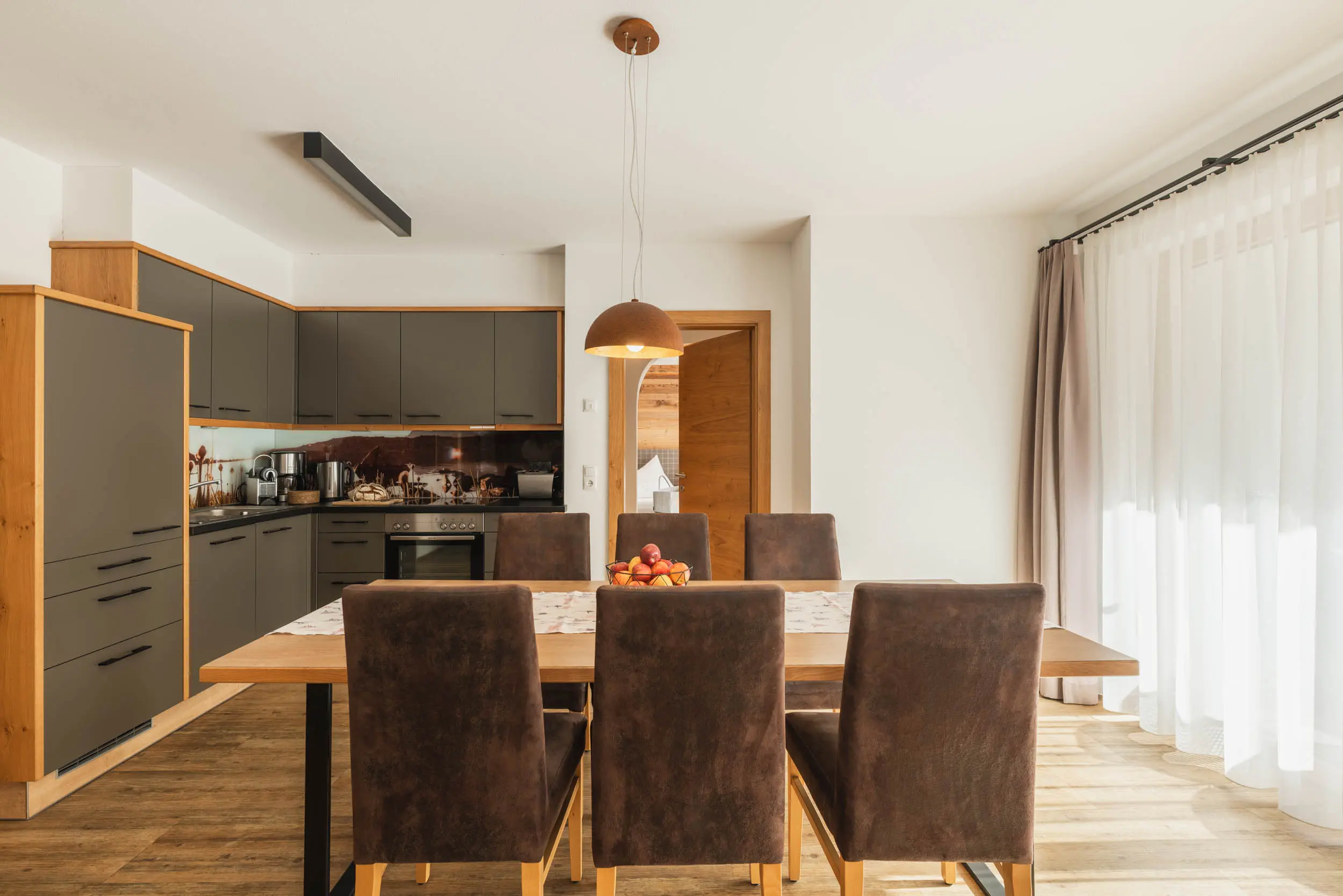 Küche mit Kochbereich und Essplatz im stoanmandl Appartement