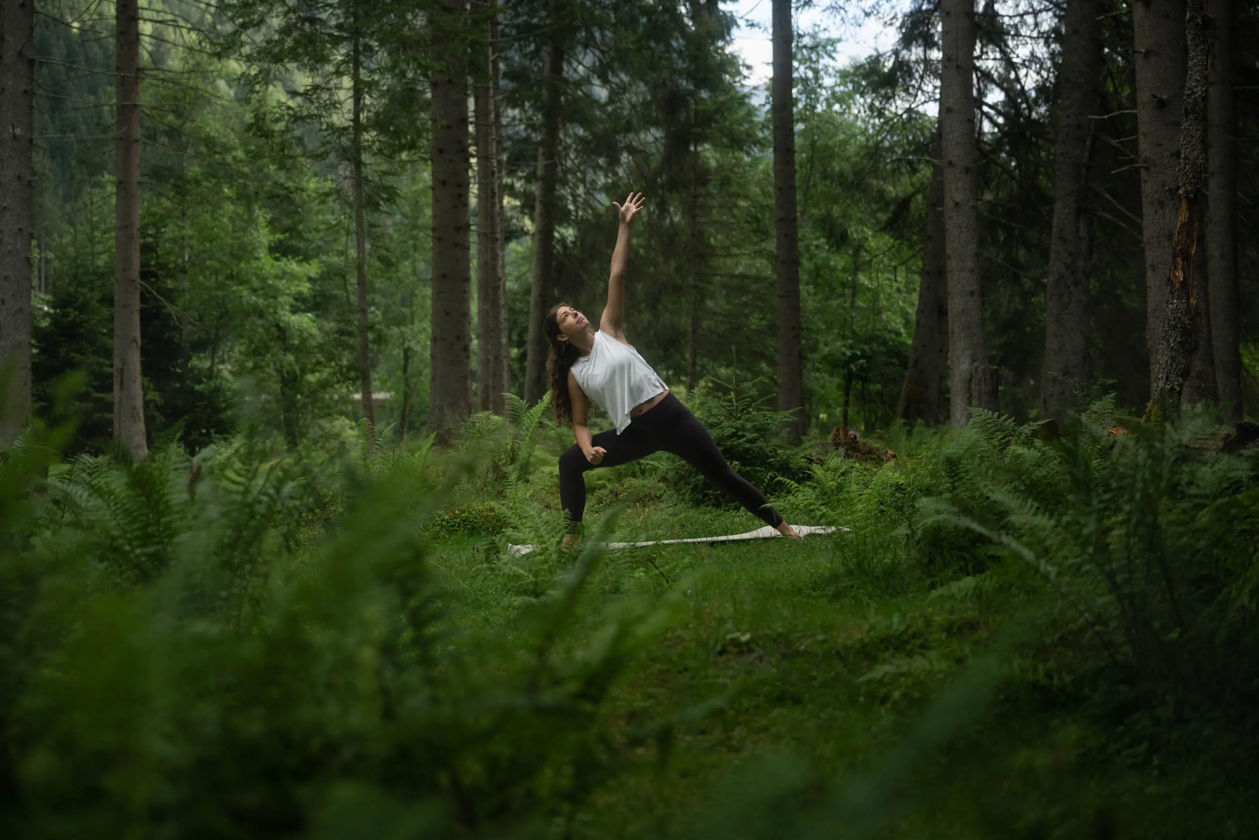 Yoga-Pose Krieger im Wald bei Neustift