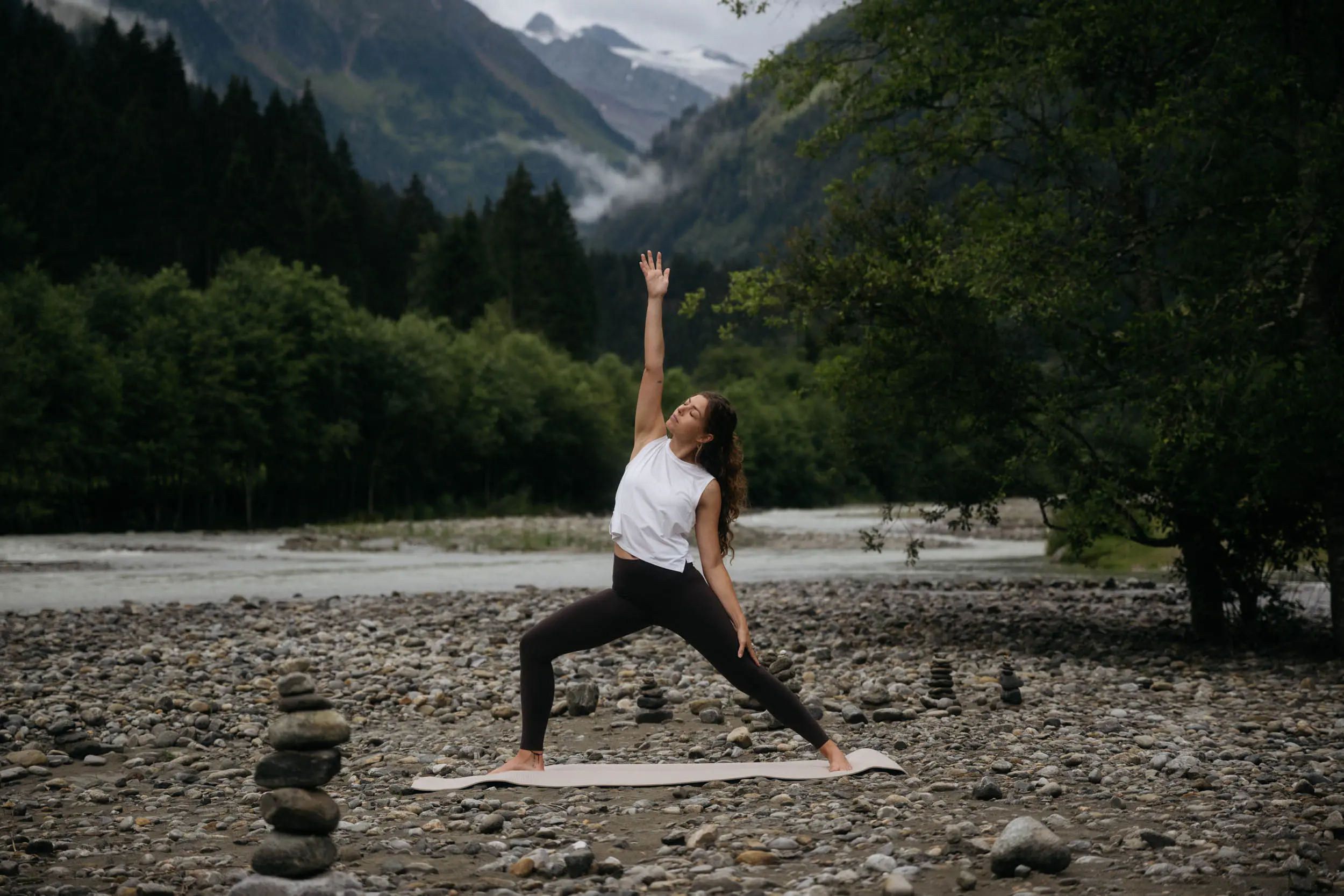 Meditation am Flussufer mit Blick auf die Stubaier Berge