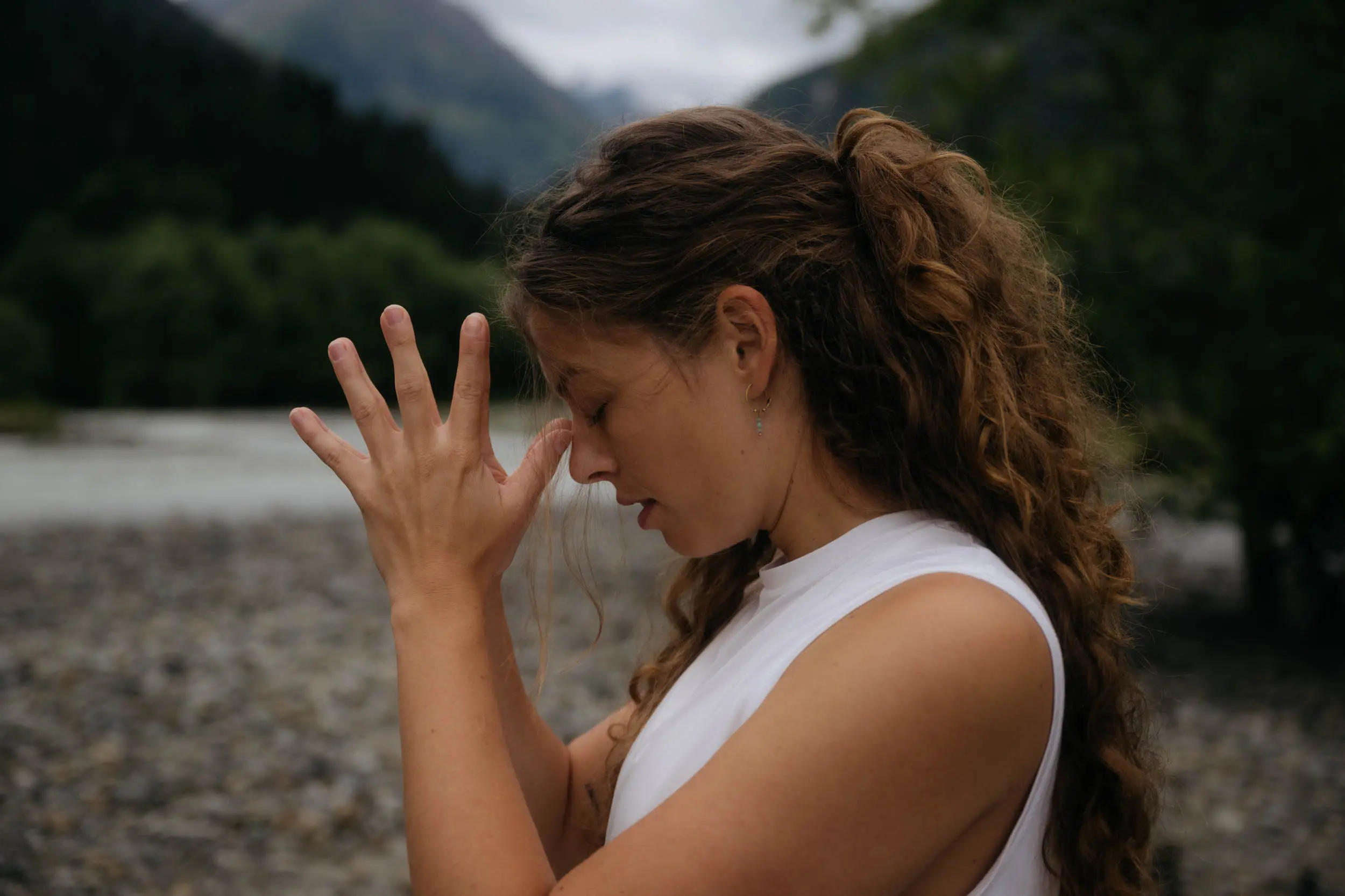 Yoga-Geste vor Bergkulisse im Stubaital