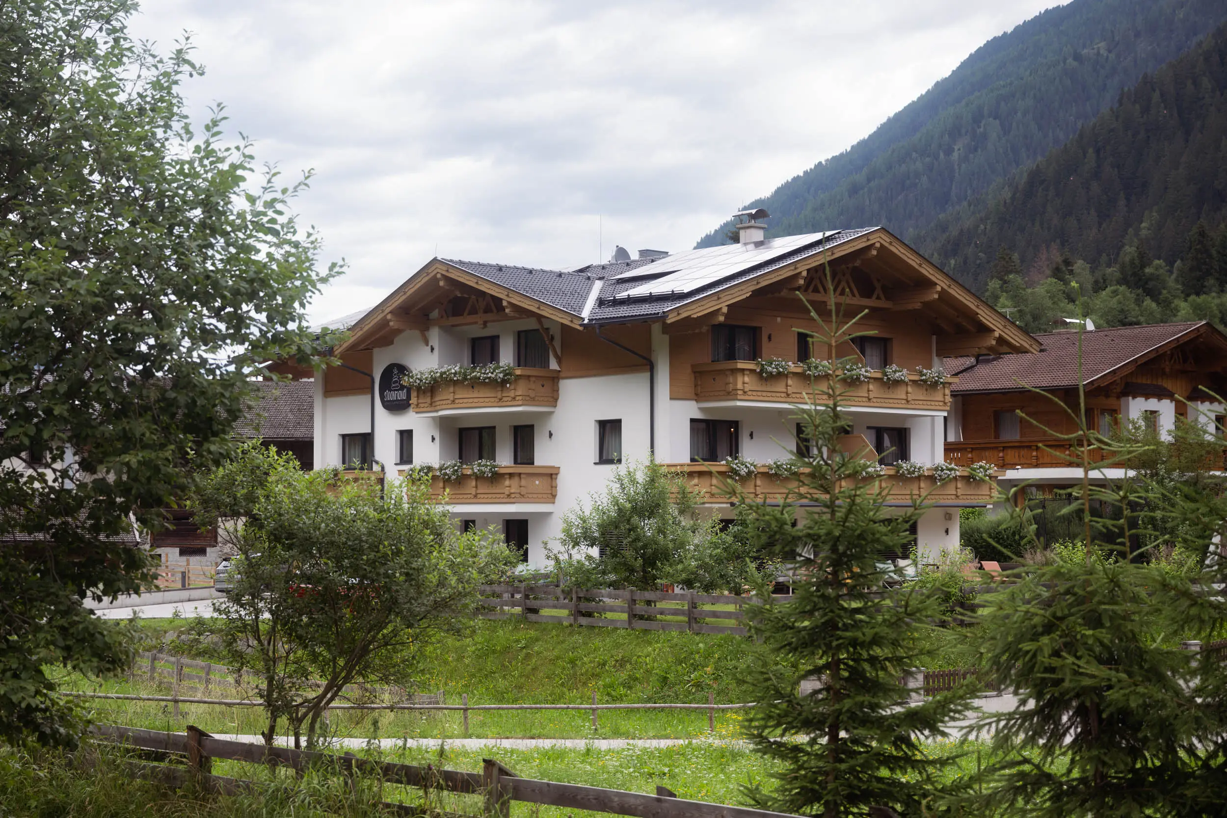 stoanmandl Wohlfühlappartements in Volderau – Außenansicht mit Holzbalkonen